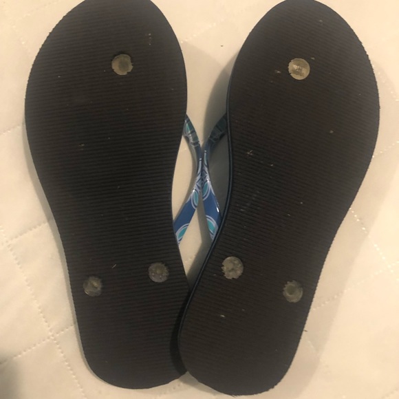 Vera Bradley Flip Flops. - Picture 3 of 5